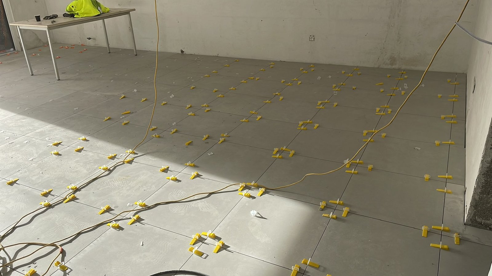 Carrelage salon avec croissilons pendant chaniter — chantier de carrelage à La Londe-les-Maures