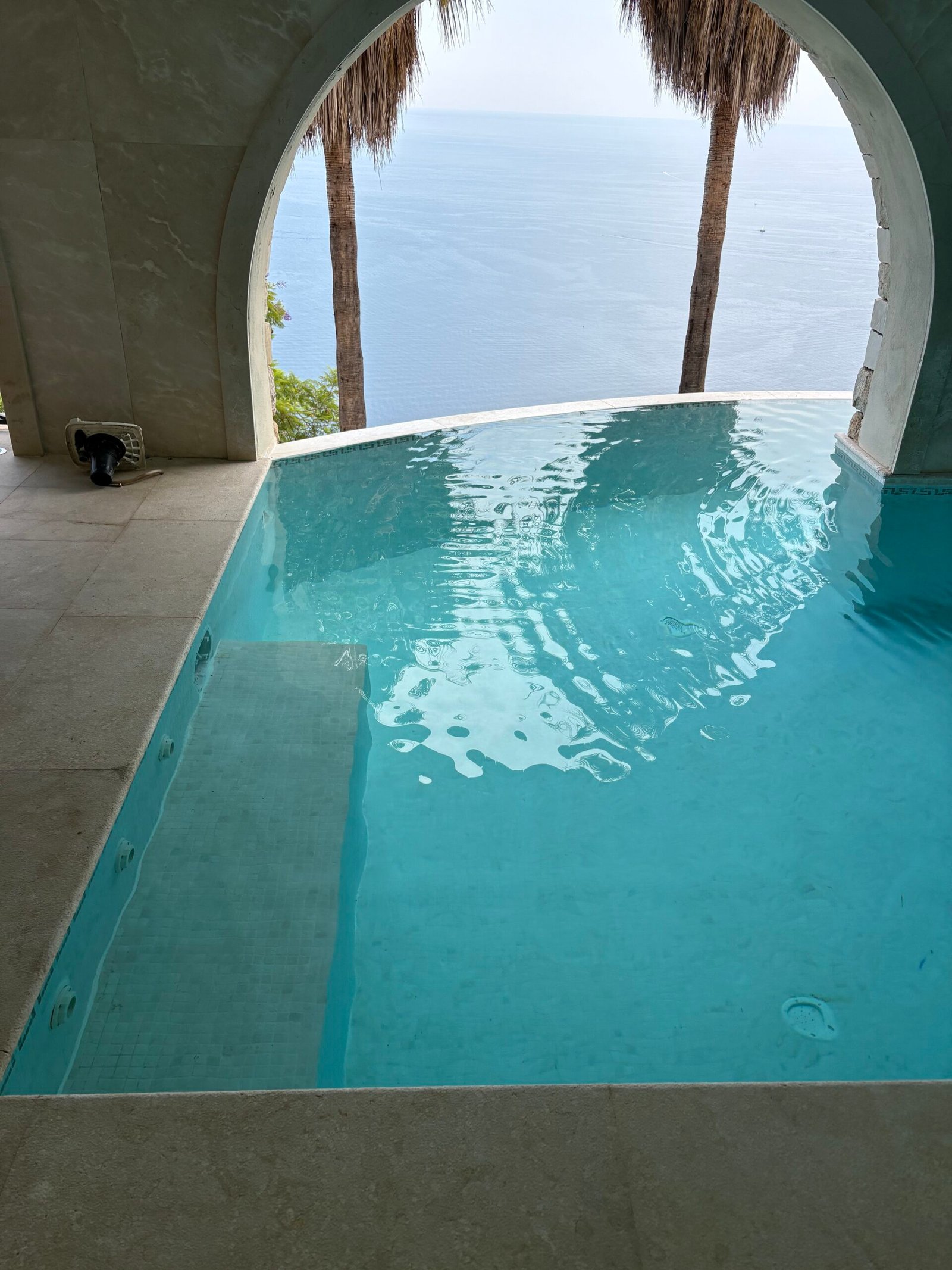 Piscine joint epoxy 2 — chantier de carrelage à La Londe-les-Maures