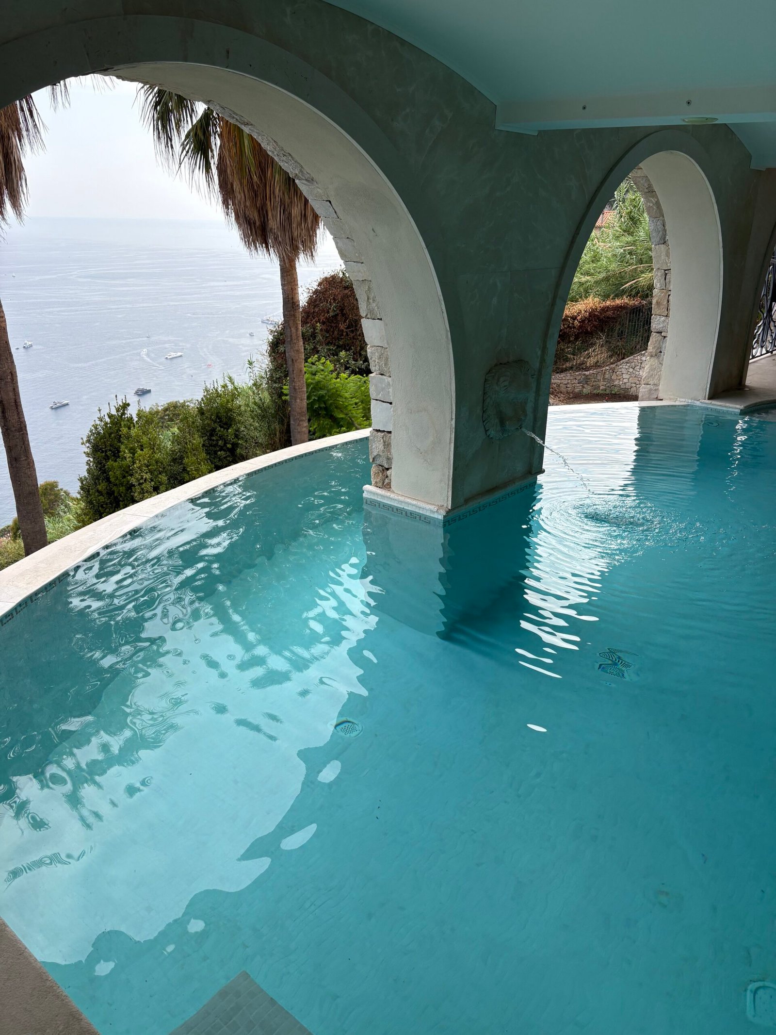 Piscine joint epoxy 3 — chantier de carrelage à La Londe-les-Maures