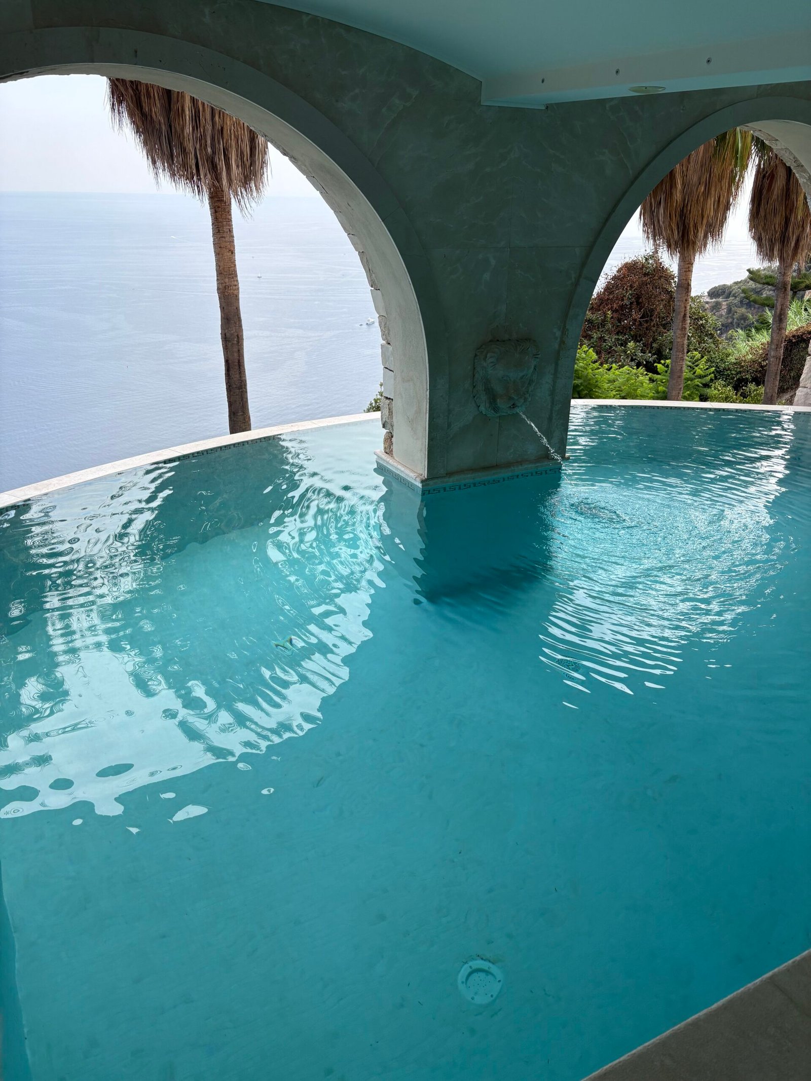 Piscine vu mer — chantier de carrelage à La Londe-les-Maures