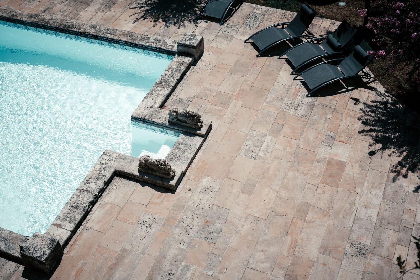 Terrasse travertin — chantier de carrelage à La Londe-les-Maures